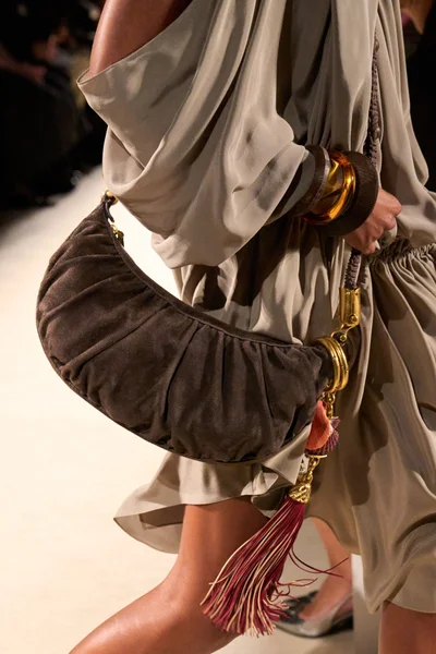 Look 16
